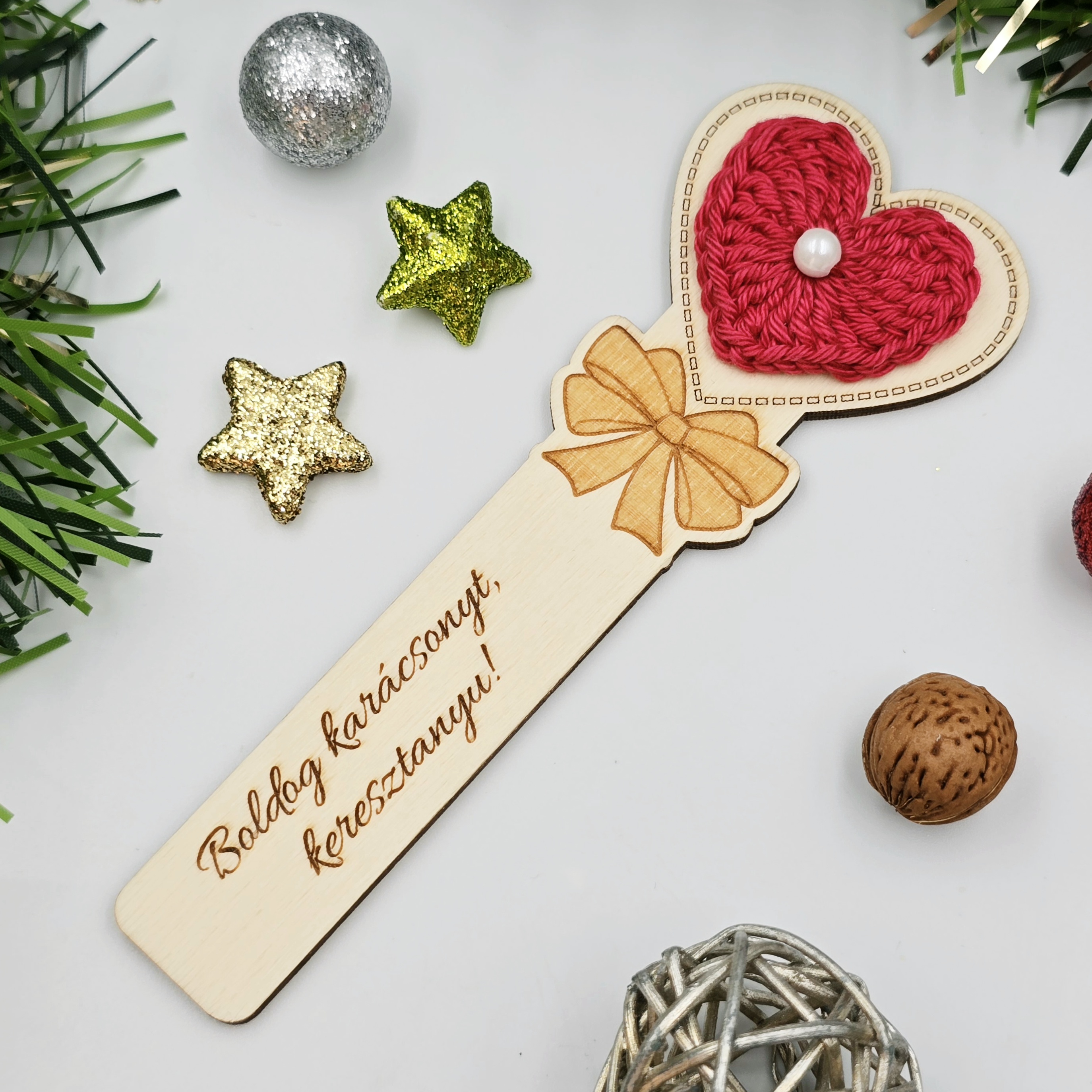 Egyedi gravírozott fa könyvjelző horgolt szívvel karácsonyra