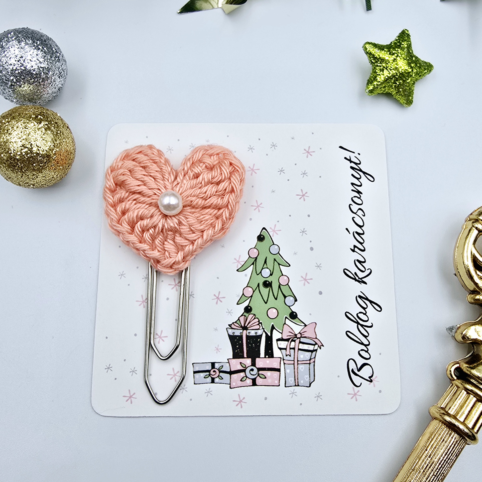 Korall színű horgolt szivecskés könyvjelző óriás gémkapoccsal, ajándékkártyán