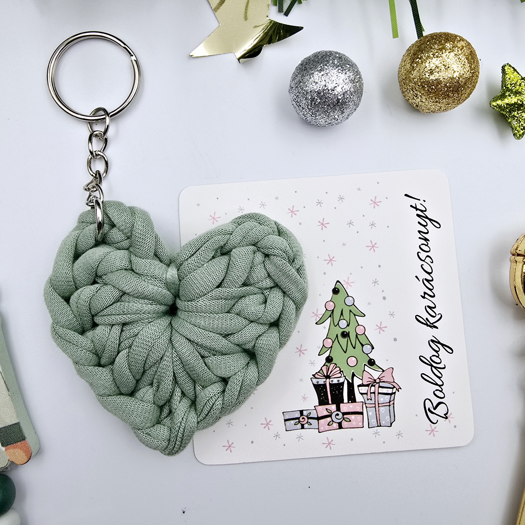 Olivazöld horgolt szív kulcstartó ajándékkártyával