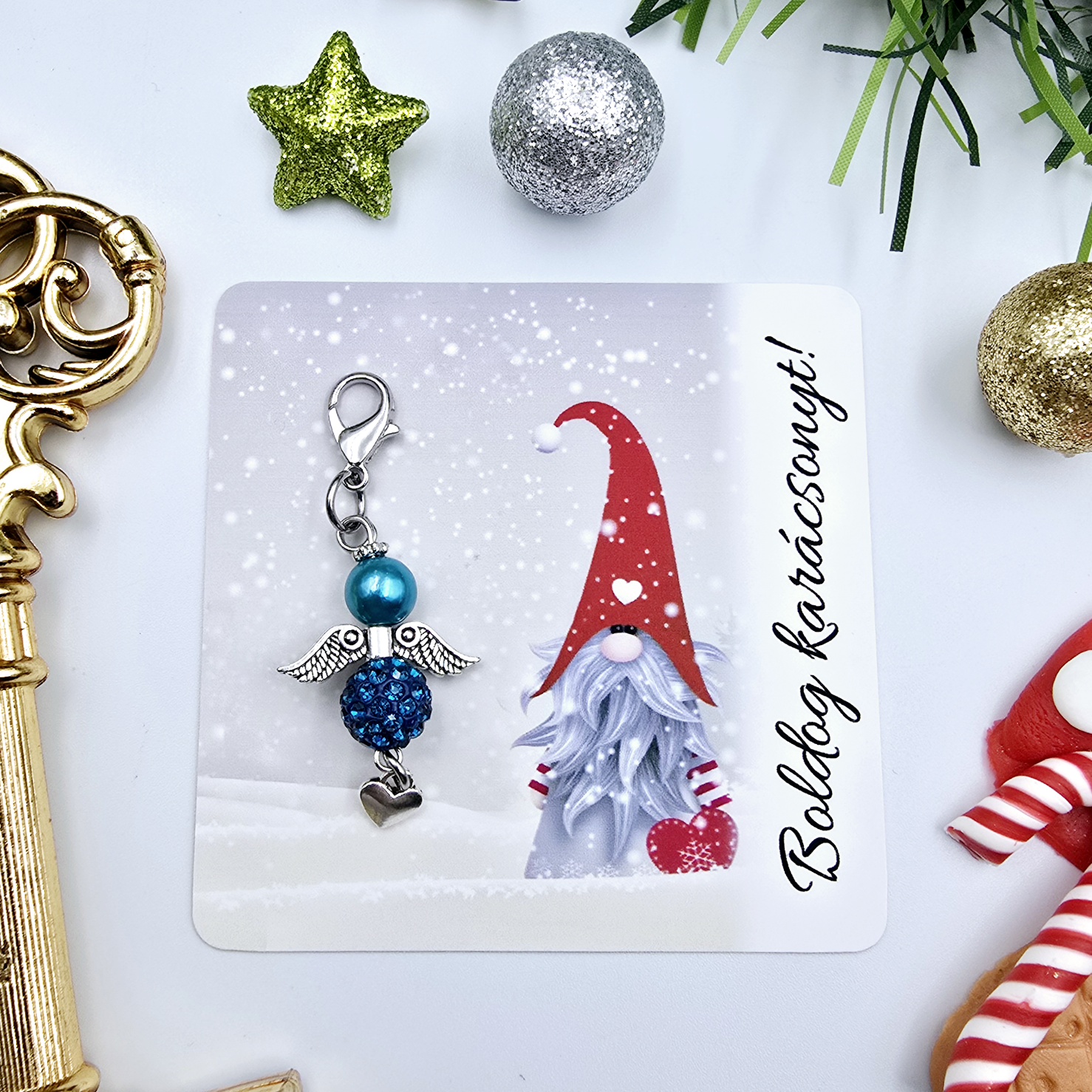 Csillogó türkizkék karabineres angyalka ajándékkártyával