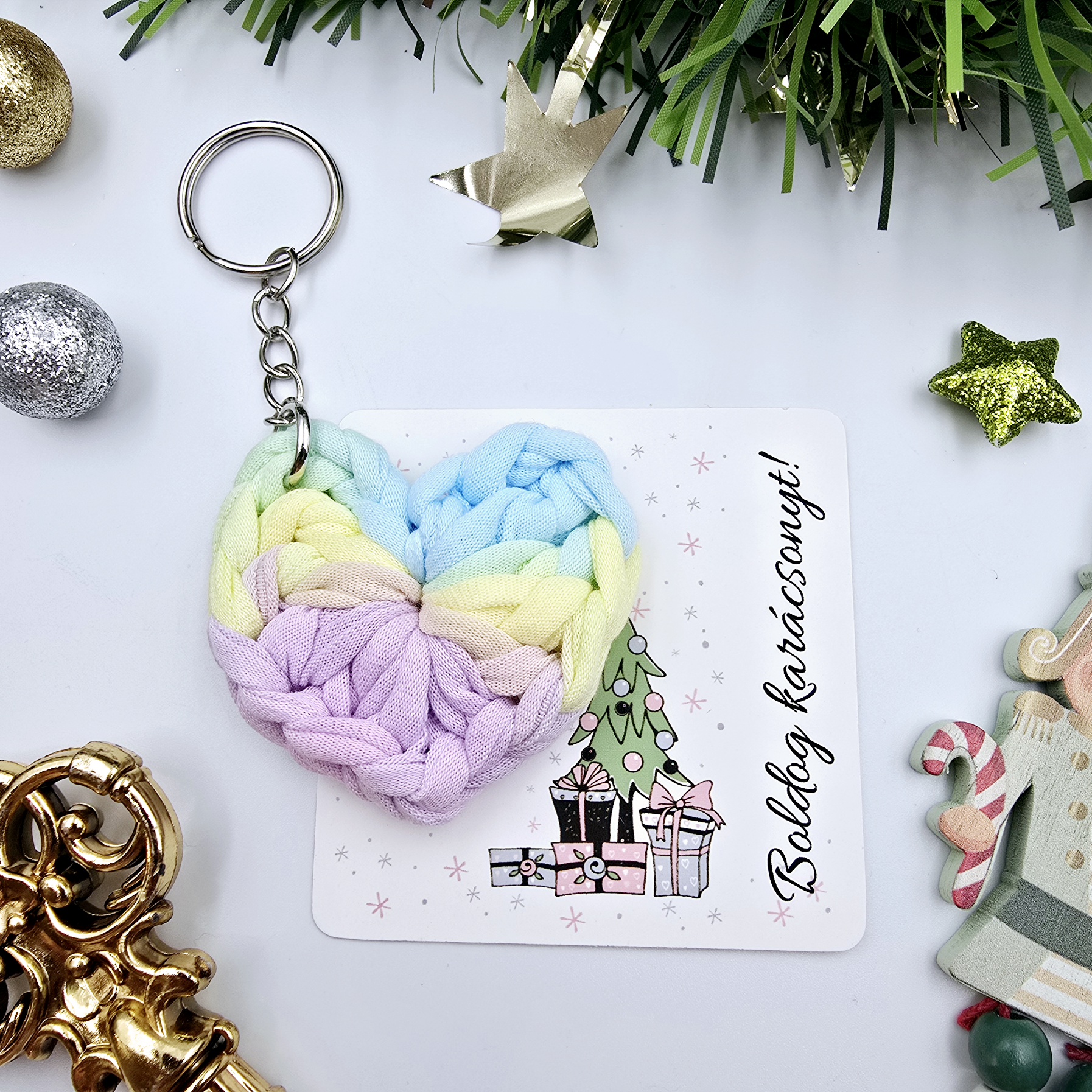 Szivárvány színű szív kulcstartó ajándékkártyával