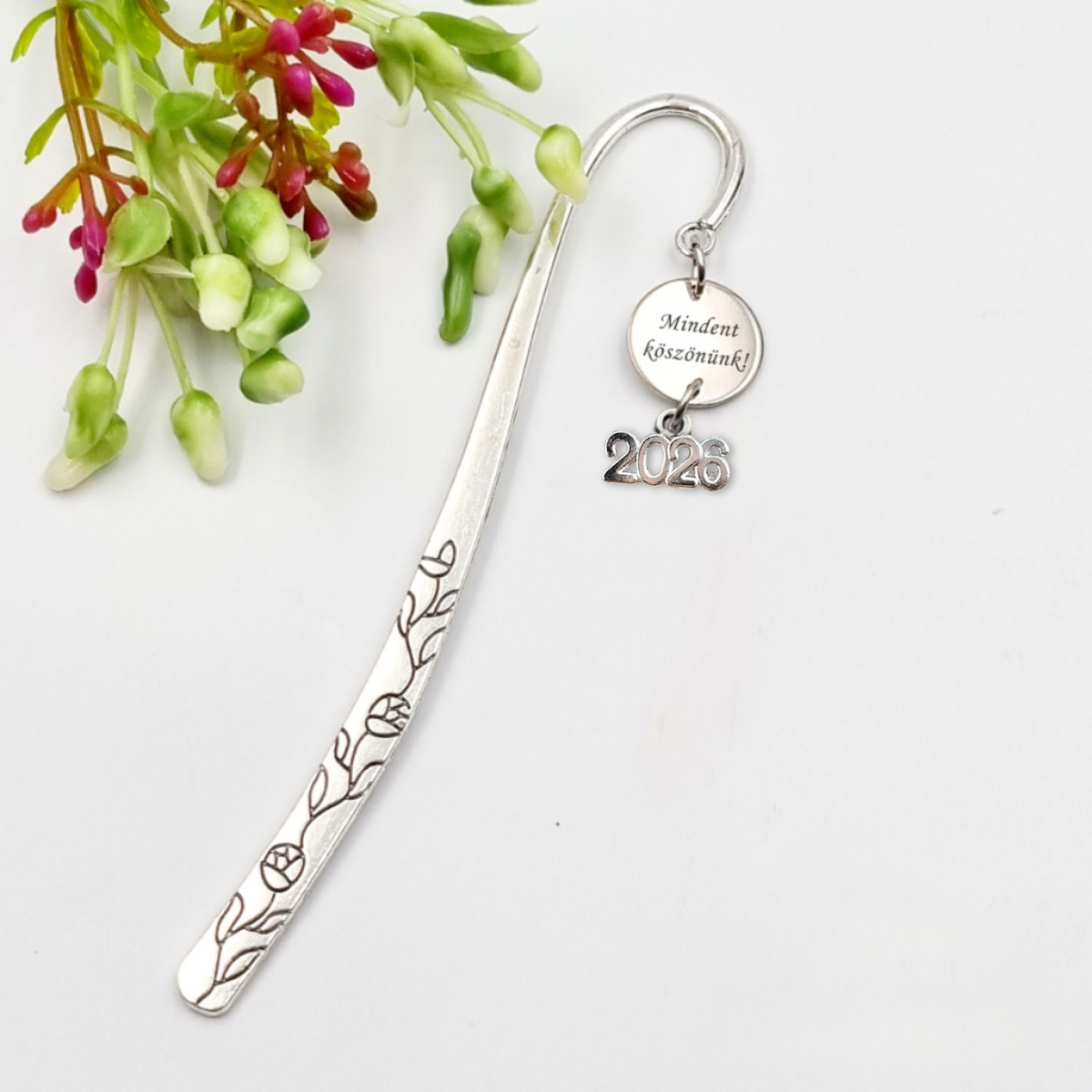 Gravírozott könyvjelző charm dísszel - 2026