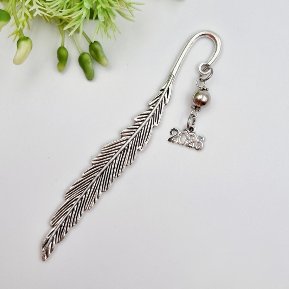 Könyvjelző charm dísszel - 2026