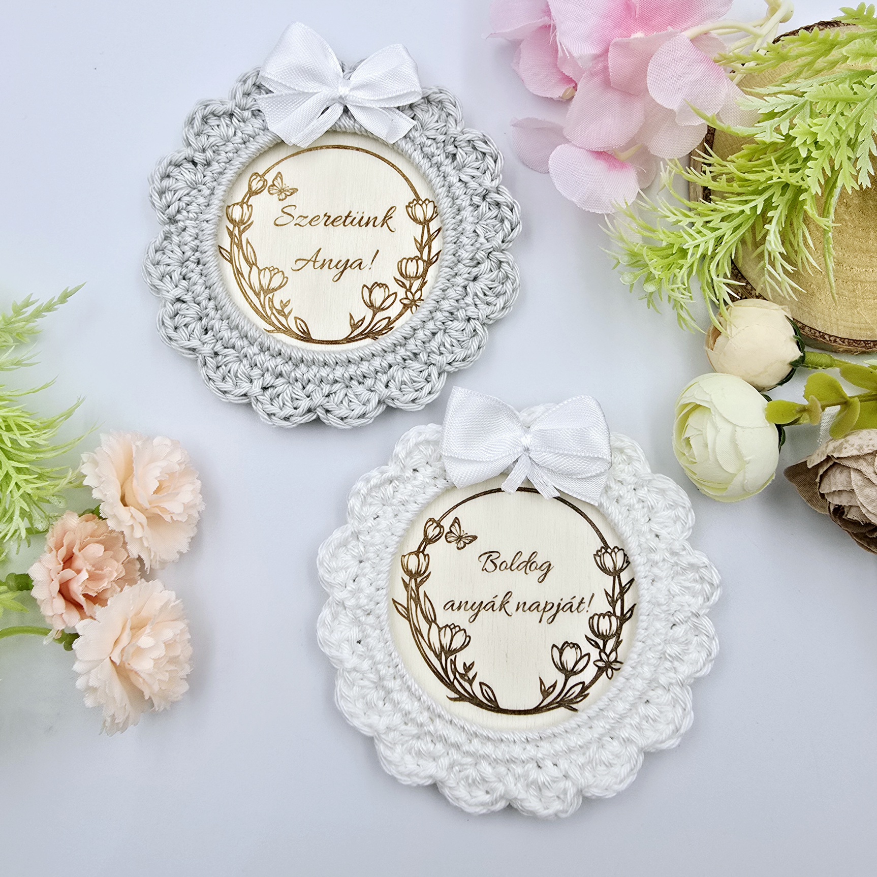 Anyák napi horgolt, gravírozott hűtőmágnes 