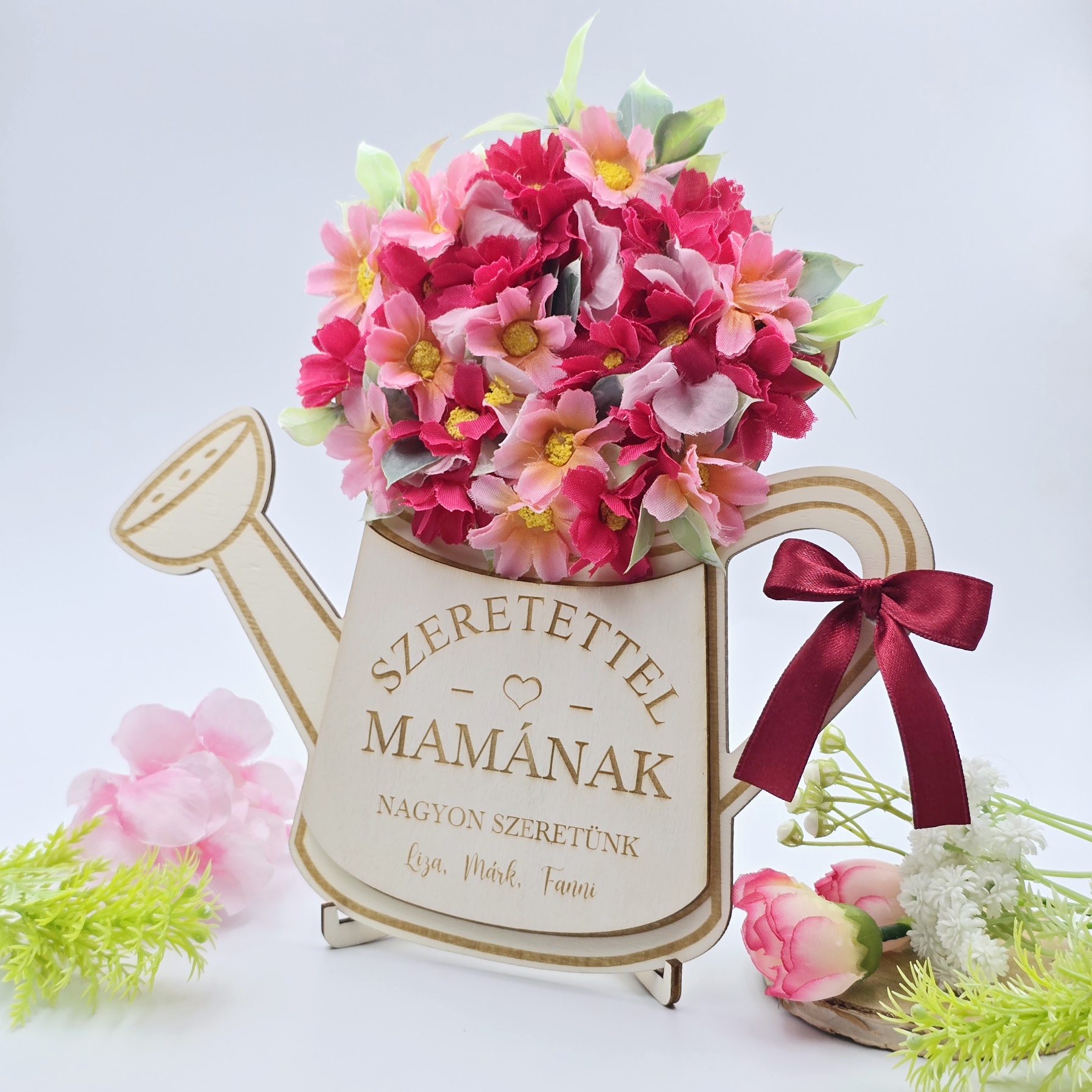 Ajándék anyák napjára - selyemvirágokkal díszített egyedi feliratos öntözőkanna 11.