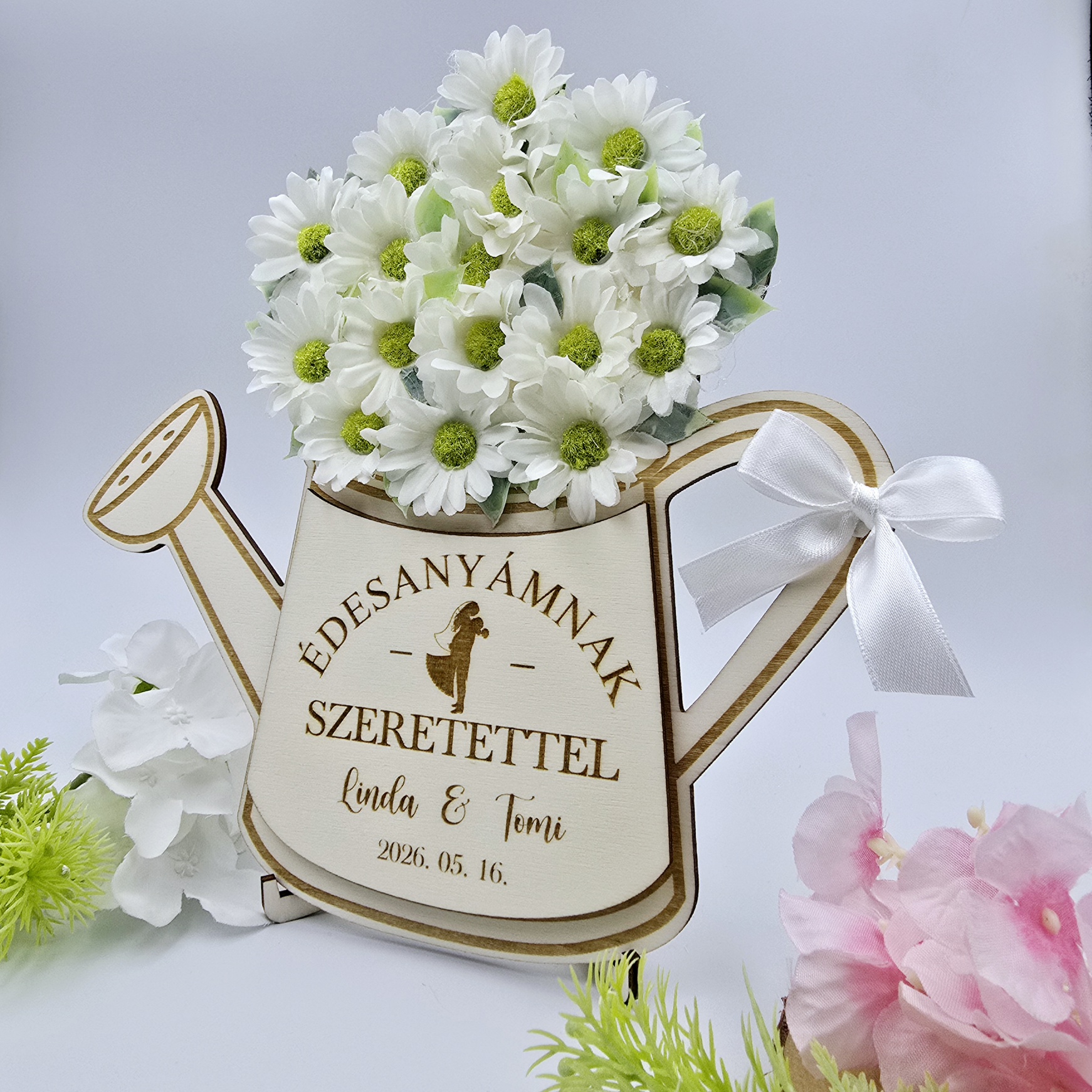 Szülőköszöntő ajándék - selyemvirágokkal díszített egyedi feliratos öntözőkanna 14.