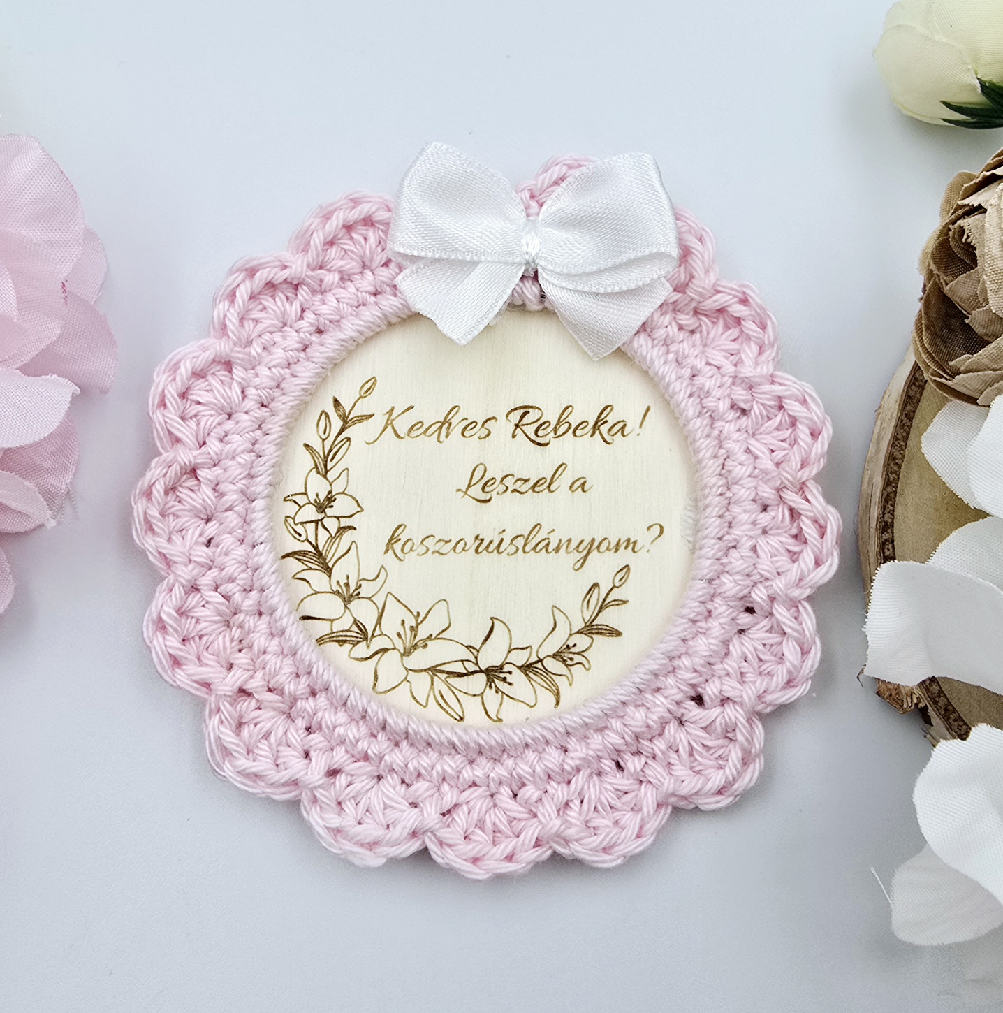 Koszorúslány felkérő ajándék - horgolt, gravírozott hűtőmágnes 