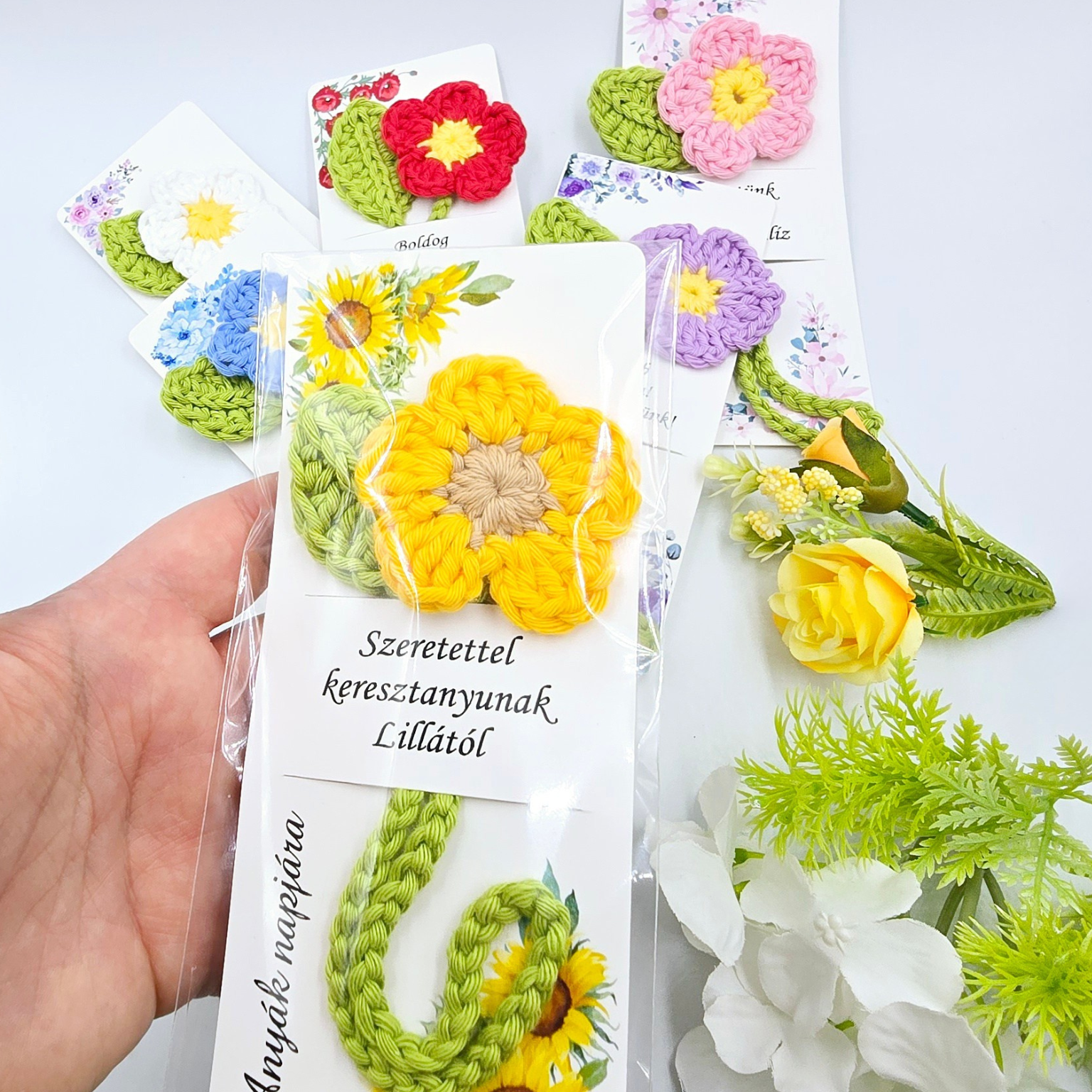 Horgolt virágos könyvjelző ajándékkártyával - Ajándék anyák napjára