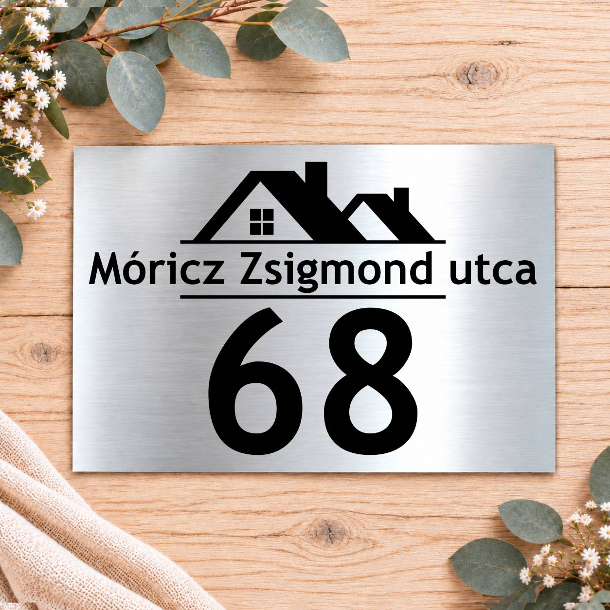 Gravírozott házszámtábla házikó mintával
